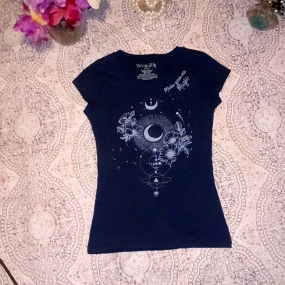 JUNIORS dark blue graphic tee